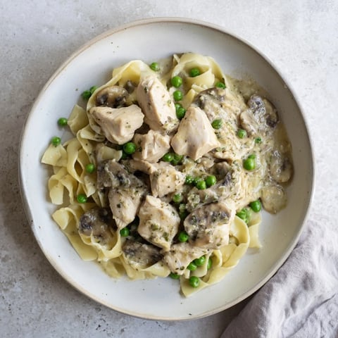 Creamy Chicken Alfredo Slow-Cooker Dump Meal with tender chicken and a rich, decadent sauce.