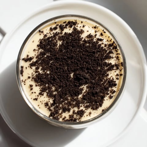 Creamy vanilla pudding with layers of crushed Oreos, a simple, delicious dessert ready fast!